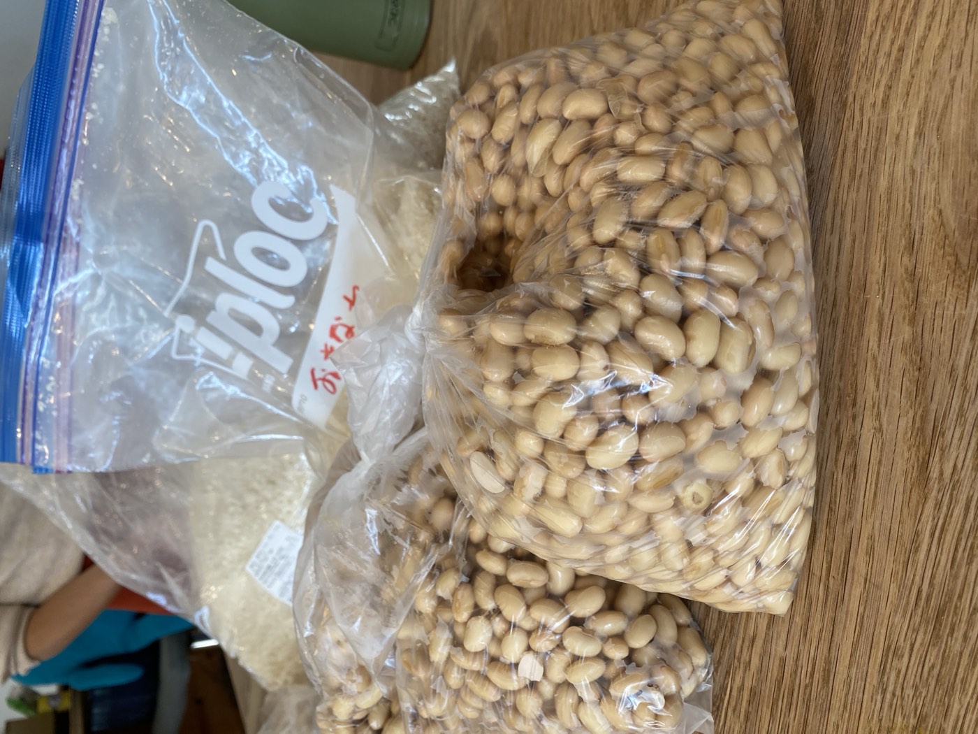 ゆでた大豆と米麹の袋