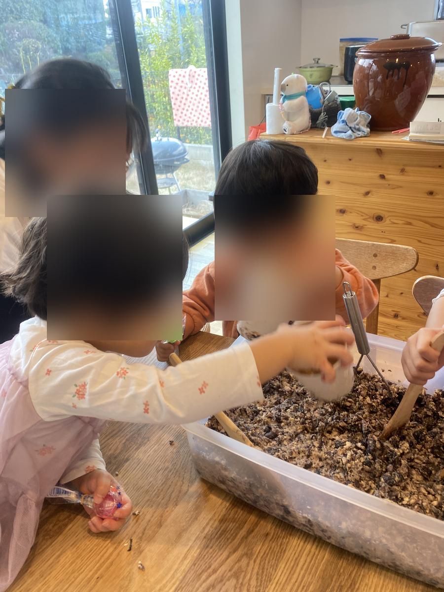 子どもたちも一緒に味噌づくりを手伝っているところ