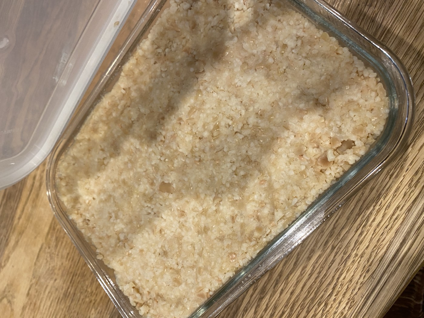 容器に詰めた仕込みたての味噌